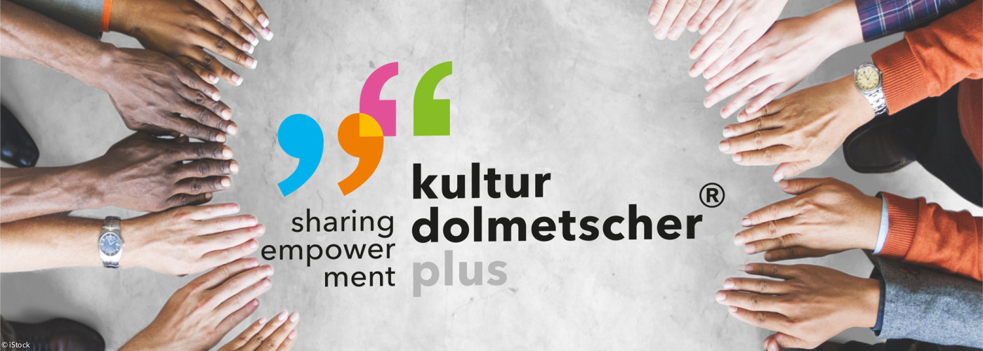 Symbolbild: Viele Hände in einem Kreis - Logo Kulturdolmetscher plus