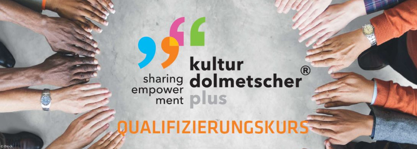 Symbolbild: Viele Hände in einem Kreis - Logo: Kulturdolmetscher plus (Qualifizierungskurs)