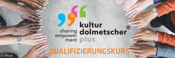 Symbolbild: Viele Hände in einem Kreis - Logo: Kulturdolmetscher plus (Qualifizierungskurs)