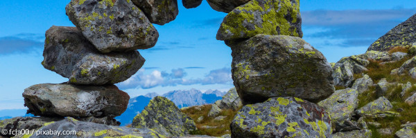 Bogen aus Steinen auf einem Berg