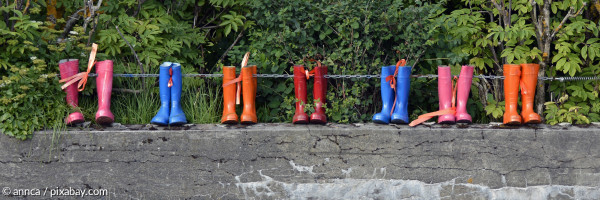 Gummistiefel auf einer Mauer