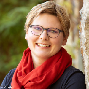 Christina Hinderer: Pfarrerin in Weilheim, Wortakrobatin mit Frischluftherz, die gern Bücher liest, schöne Worte sammelt und Tiefe zwischen den Zeilen findet.