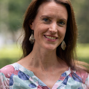 Leonie Orit Büchele: Pfarrerin im Referat Spiritualität, Portalleitung ganzhier.de und Projektleitung geerdetglauben | Christl. Meditationsanleiterin (ELKB) | Leiterin für therapeutischen Tanz | Prozessbegleiterin der Natur i.A. (barfuß+wild)